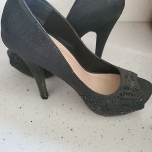 Boutique heel pumps